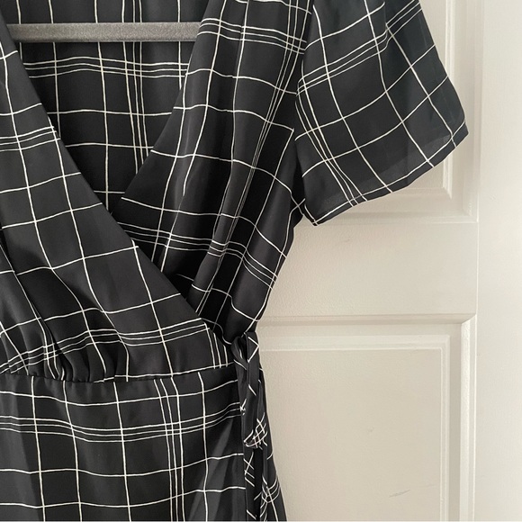 Forever 21 Checkered Wrap Dress Size S - Picture 2 of 4